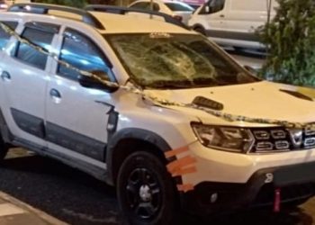 4’üncü kattan arabanın üzerine düşen bayan ağır yaralandı