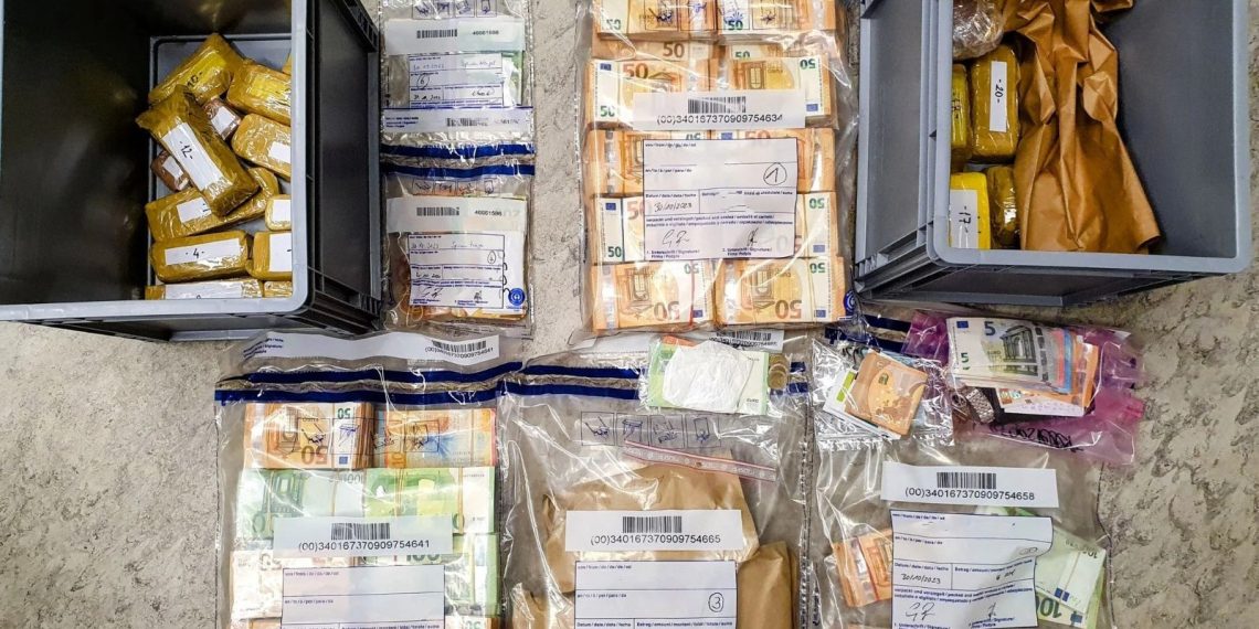 50 kilo altın 500 bin euroyla yakalandılar: Türkiye’ye geliyorlardı