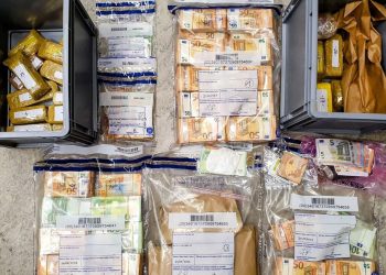 50 kilo altın 500 bin euroyla yakalandılar: Türkiye’ye geliyorlardı