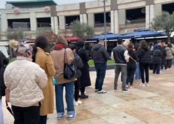 Şahane Cuma indirimleri uzun kuyruklar oluşturdu