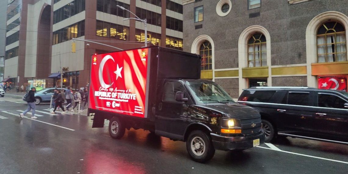 ABD’de Türk bayraklarıyla donatılmış dijital ilan kamyonları dolaştırıldı