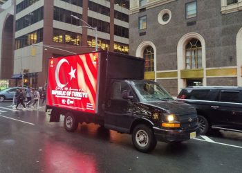 ABD’de Türk bayraklarıyla donatılmış dijital ilan kamyonları dolaştırıldı