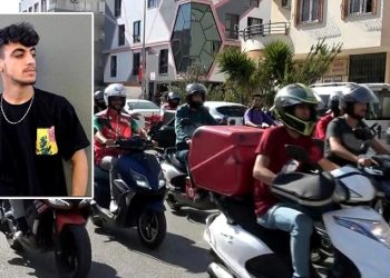 Açılan kapıya çarpıp devrilen kuryeyi kamyonet ezdi