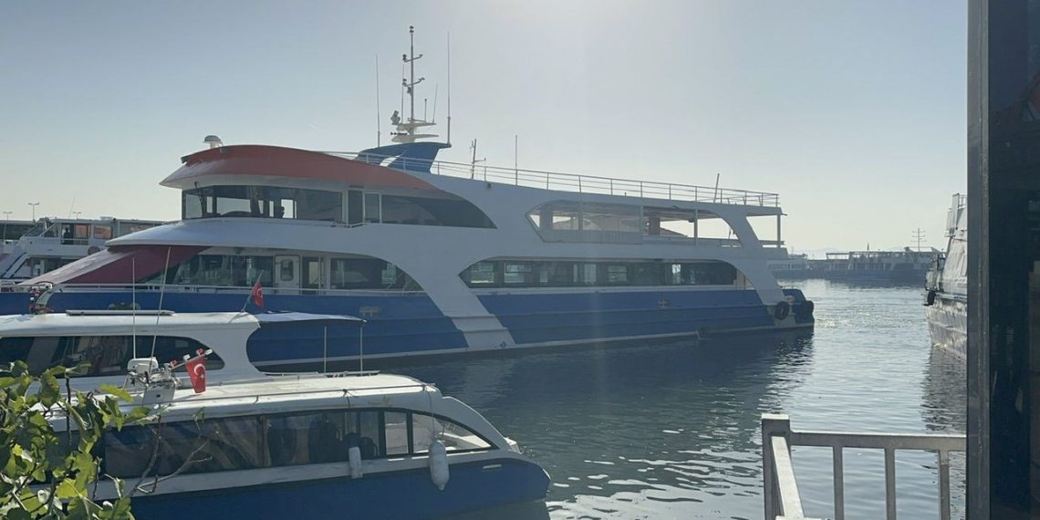 Adalar’da yolcu teknesinin dümeni kilitlendi