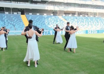 Adana Demirsporlu futbolculardan Cumhuriyet valsi