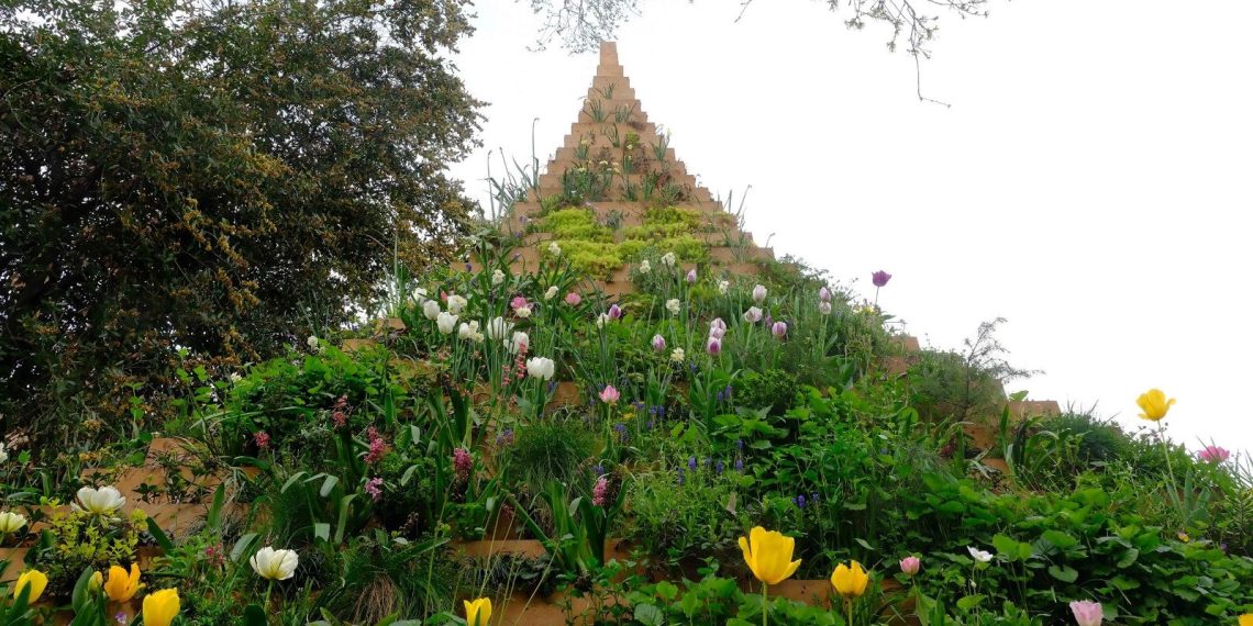 Agnes Denes’in Yaşayan Piramit yapıtı 30 Ekim’e kadar sergilenecek