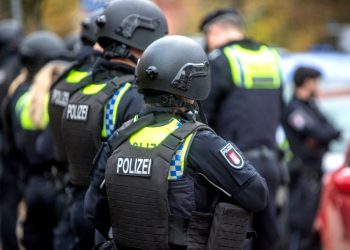 Almanya’da öğretmeni silahla tehdit eden 4 çocuk gözaltına alındı