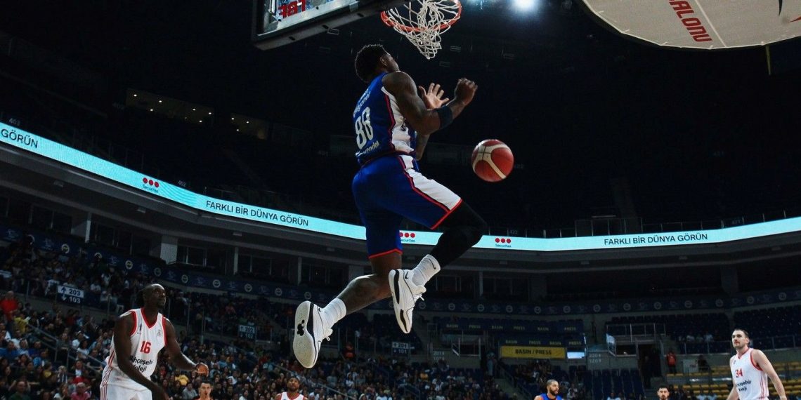 Anadolu Efes’ten Cumhuriyet’in 100. yılına özel forma