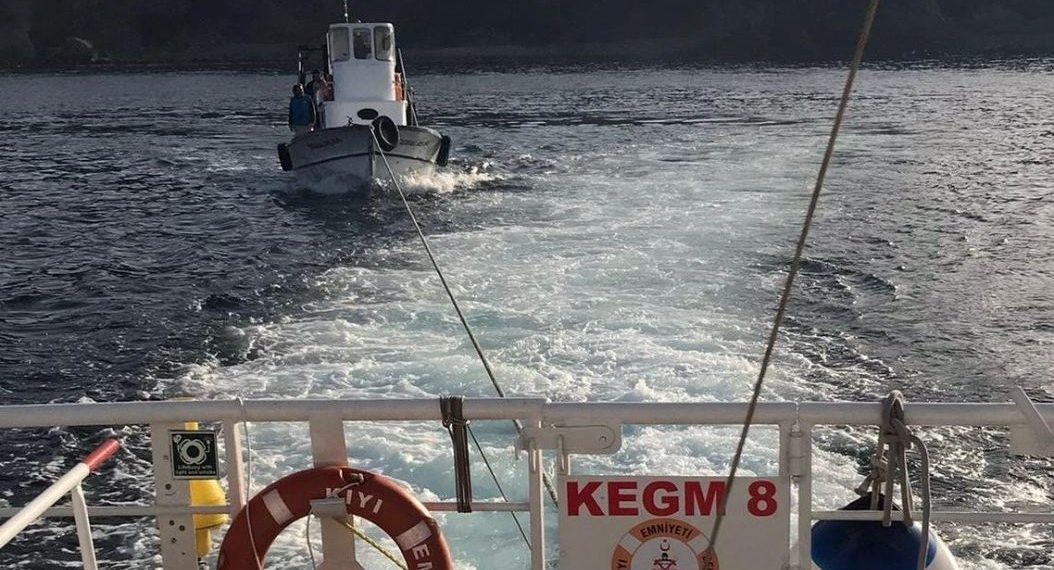 Anadolu Feneri açıklarında sürüklenen tekne kurtarıldı