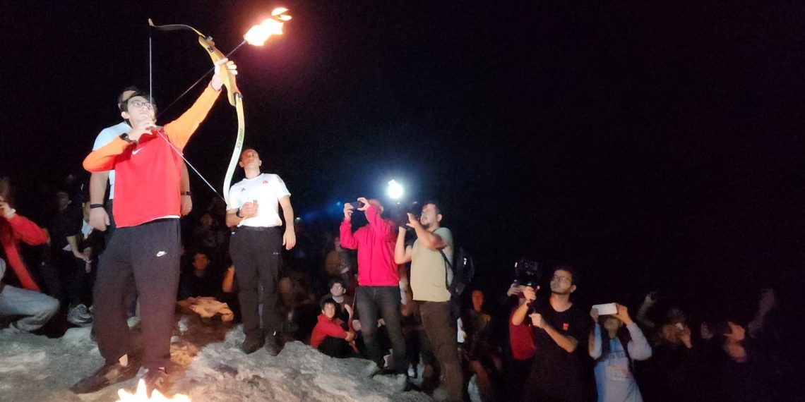 Antalya’da ‘Cumhuriyet’ coşkusu: Mete Gazoz, sönmeyen ateşle ok yakıp, atış yaptı