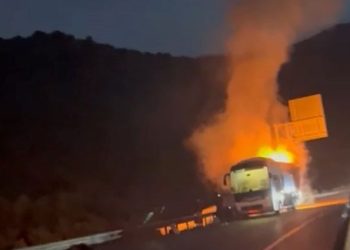 Antalya’da seyir halindeki otobüste çıkan yangın söndürüldü