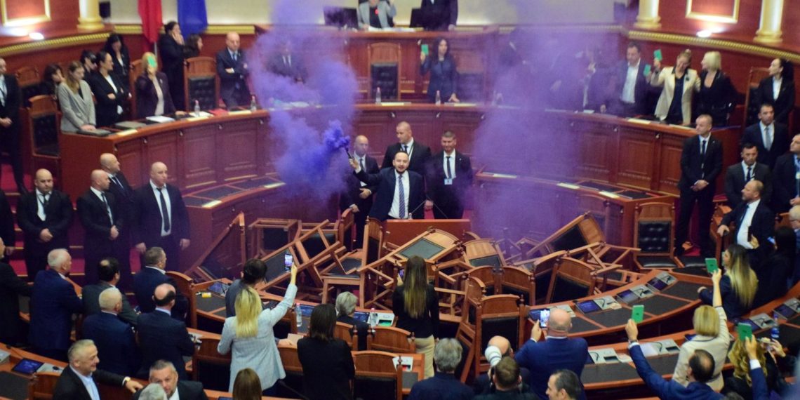 Arnavutluk Meclisi oturumunda tansiyon: Sis bombasıyla müdahale