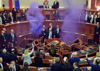 Arnavutluk Meclisi oturumunda tansiyon: Sis bombasıyla müdahale