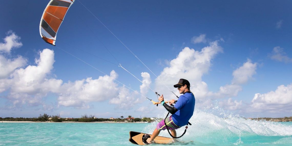 Avustralya’da uçurtma sörfü yapan şahsa balina yavrusu çarptı