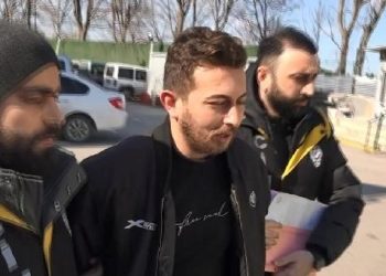 Babasını öldürüp kayıp diye aradı:  Gözyaşı döküp taziyeleri kabul etmiş