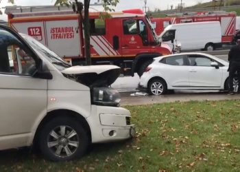 Bağcılar’da 8 araç birbirine girdi: Yaralılar var