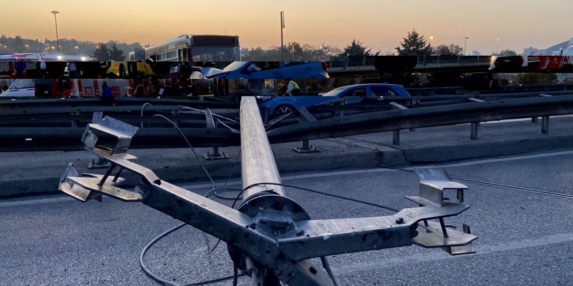 Bahçelievler’de İETT otobüsü aydınlatma direğini devirdi: Yol trafiğe kapandı