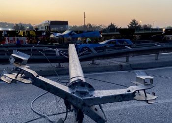 Bahçelievler’de İETT otobüsü aydınlatma direğini devirdi: Yol  trafiğe kapandı