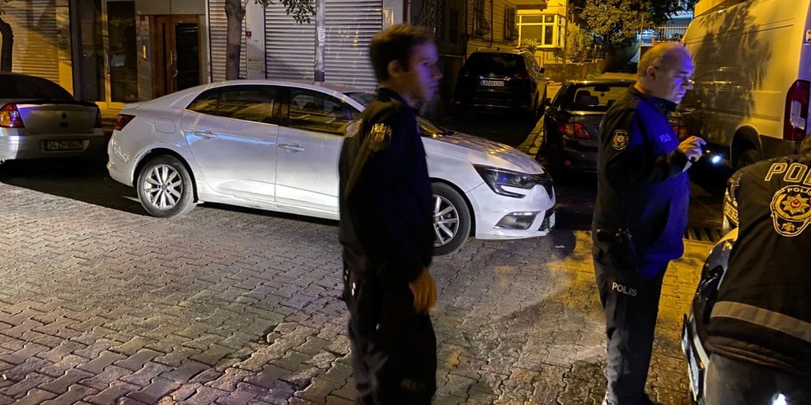 Bahçelievler’de polisin “dur” ihtarına uymayan araç kaçtı: 2 polis yaralı