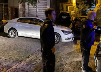Bahçelievler’de polisin “dur” ihtarına uymayan araç kaçtı: 2 polis yaralı