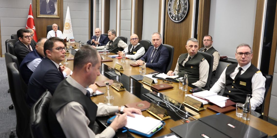 Bakan Yaşar Güler, birlik kumandanlarıyla toplantı yaptı