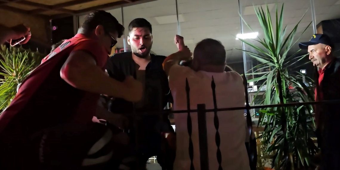 Balkondan konutuna girerken demir korkulukların üzerine düştü