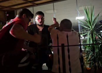 Balkondan konutuna girerken demir korkulukların üzerine düştü