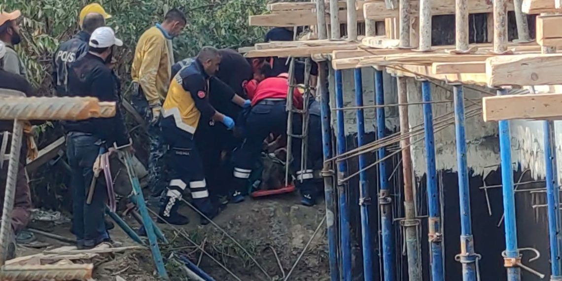 Beton kalıbı patladı, iki emekçi göçük altında kaldı