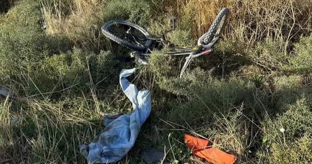 Bisikletiyle tutunduğu traktörün altında kalan çocuk öldü