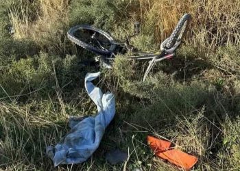 Bisikletiyle tutunduğu traktörün altında kalan çocuk öldü