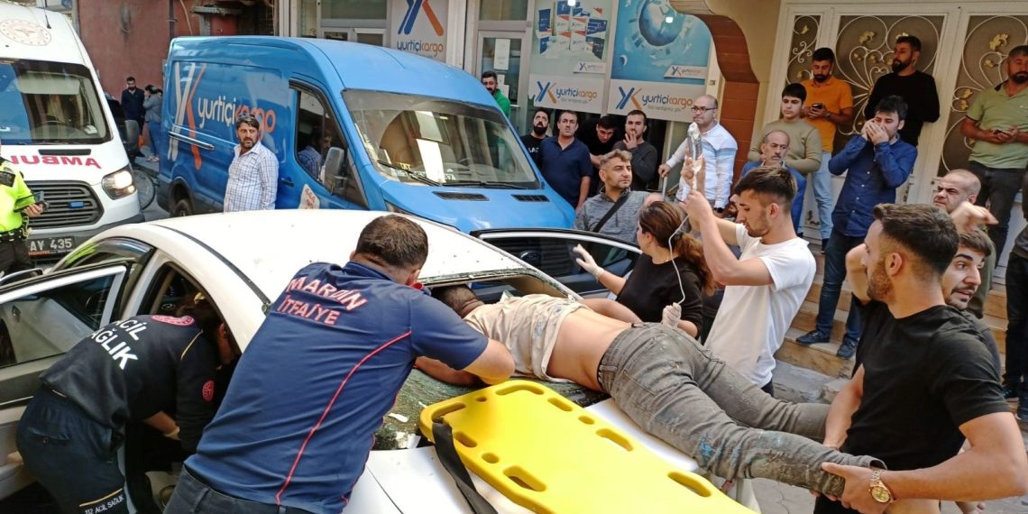 Bisikletle çarptığı arabanın camından içeri girdi