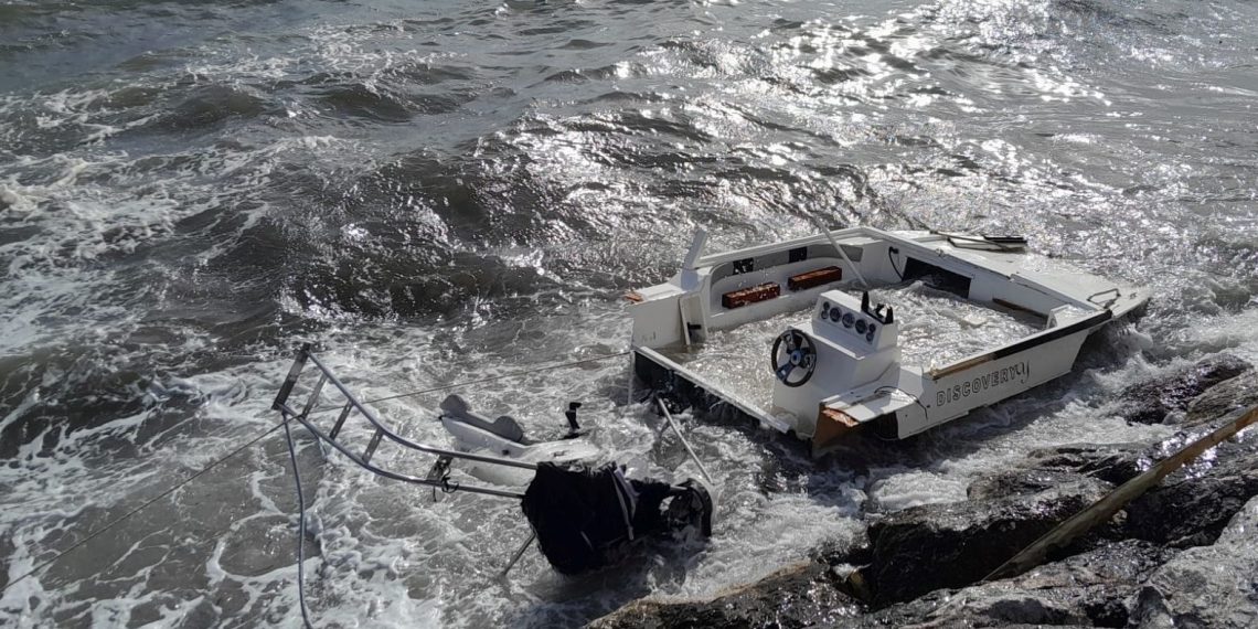 Bodrum’da fırtına nedeniyle birtakım tekneler kayalıklara sürüklenip parçalandı