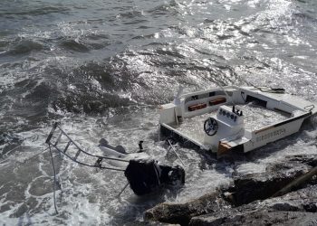 Bodrum’da fırtına nedeniyle birtakım tekneler kayalıklara sürüklenip parçalandı