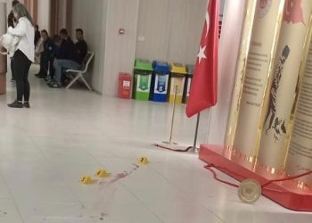 Boşanmak istemeyen karısını adliyede bıçakladı