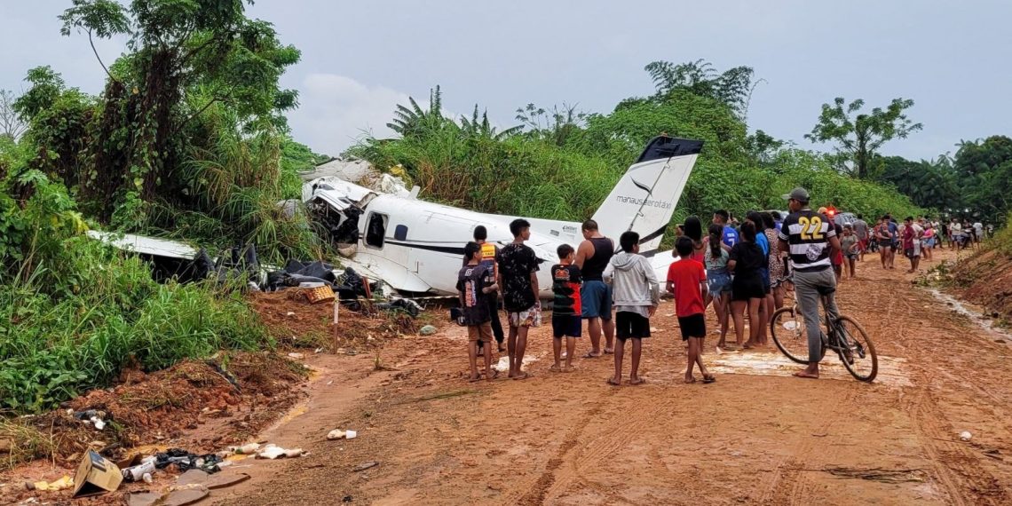 Brezilya’da küçük uçağın düşmesi sonucu 12 kişi öldü