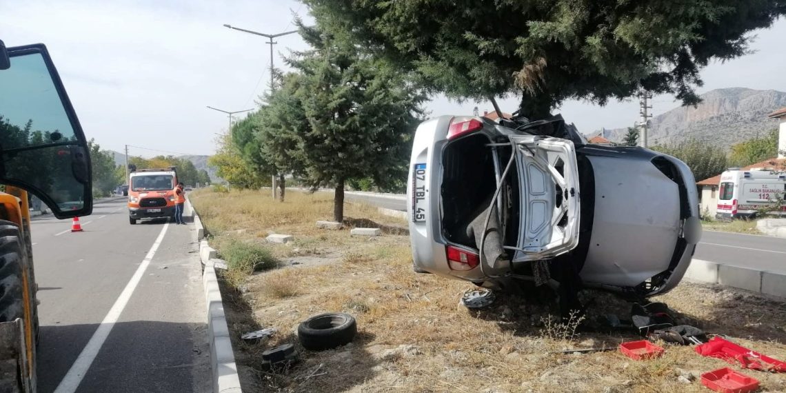 Burdur’da denetimden çıkan araba refüjdeki ağaca saplandı: 2 meyyit
