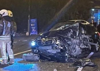 Büyükçekmece’de iki araç baş başa çarpıştı: 5 yaralı