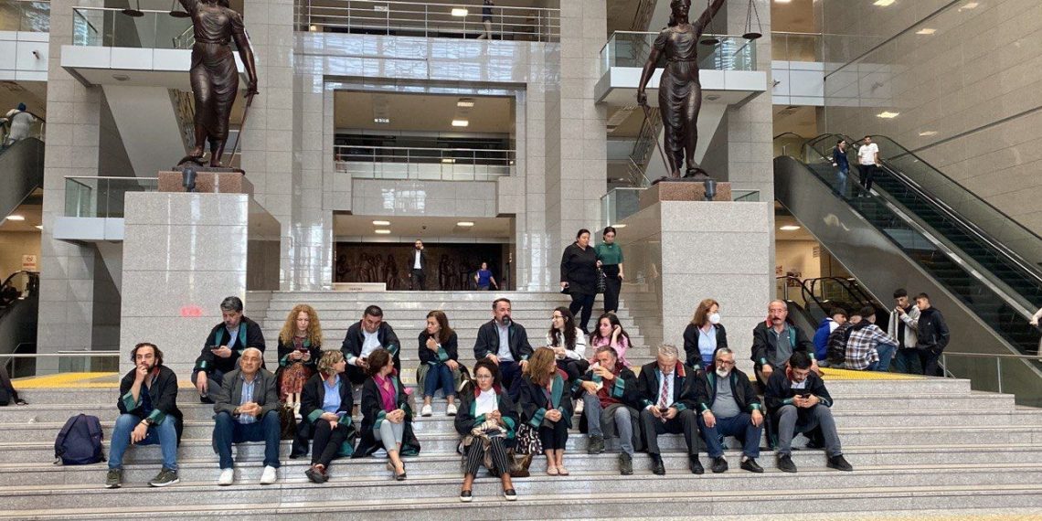 Can Atalay için oturma hareketi