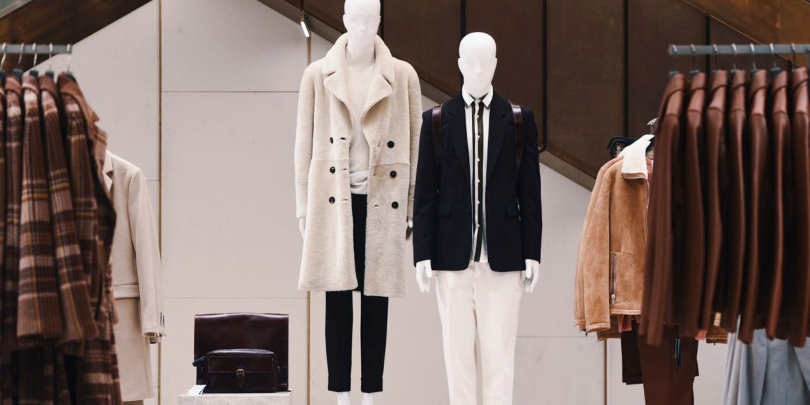 Cansız model taklidiyle AVM’deki dükkanları soydu