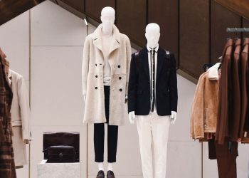 Cansız model taklidiyle AVM’deki dükkanları soydu