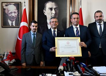 CHP Genel Lideri Özgür Özel mazbatasını aldı