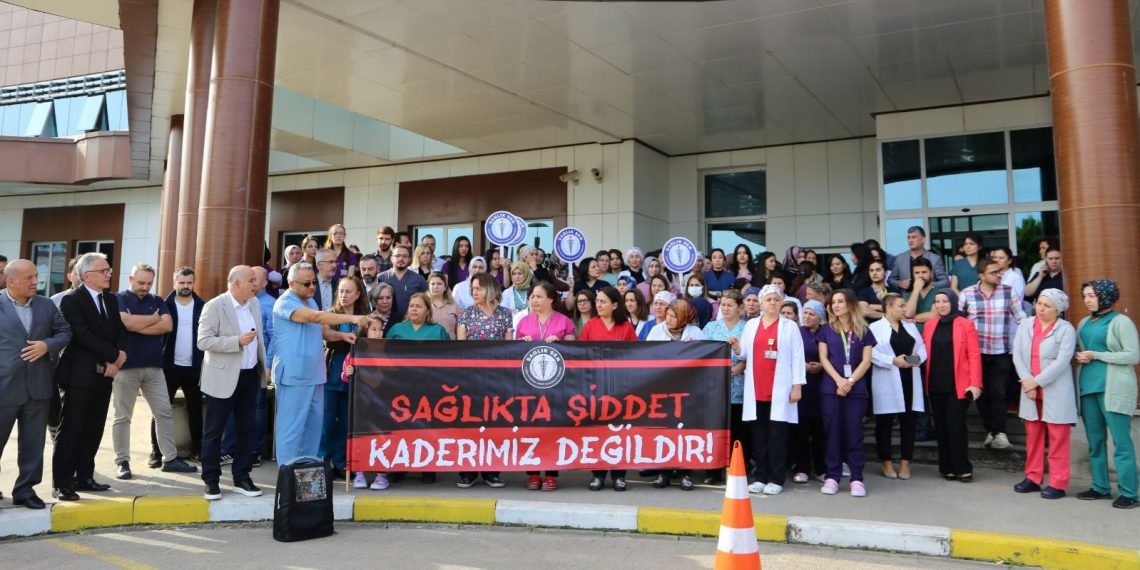 Çocuğu bayılınca hemşireye saldırdı