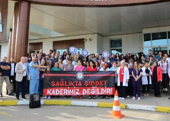 Çocuğu bayılınca hemşireye saldırdı