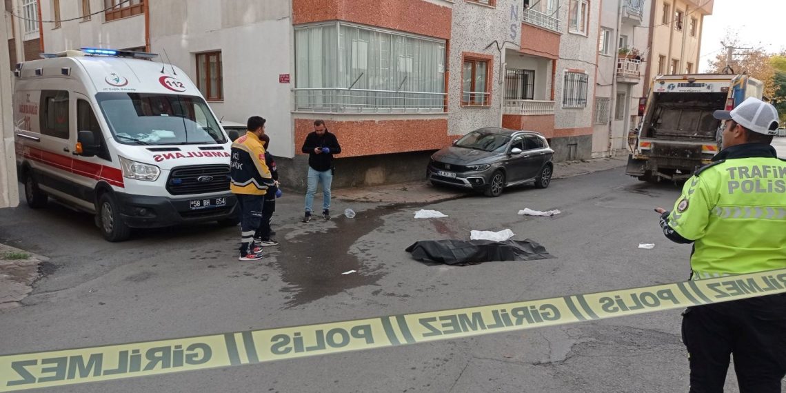 Çöp kamyonu yayayı ezdi