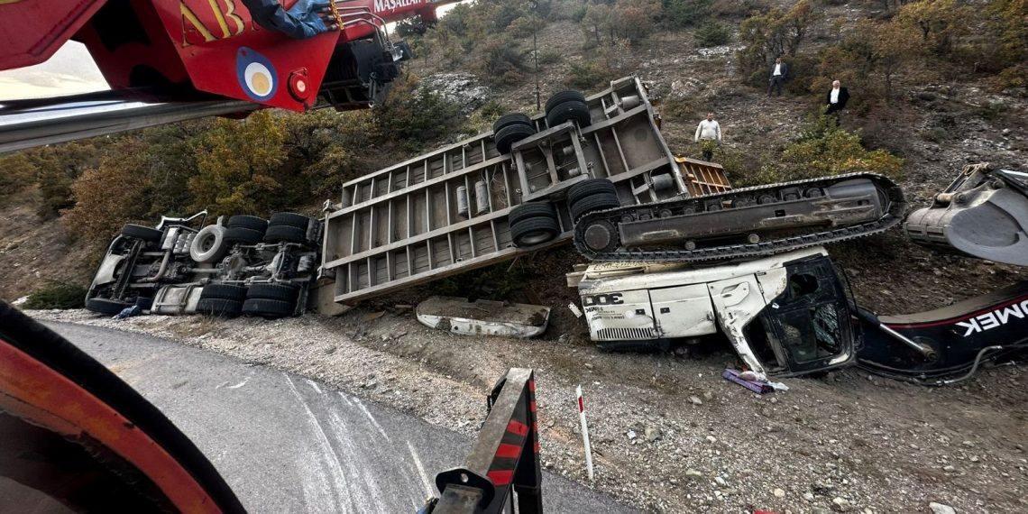 Çorum’da iş makinesi yüklü TIR’ın devrilmesi sonucu 2 kişi hayatını kaybetti