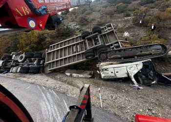 Çorum’da iş makinesi yüklü TIR’ın devrilmesi sonucu 2 kişi hayatını kaybetti