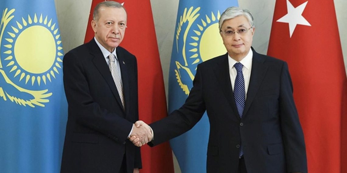 Cumhurbaşkanı Erdoğan, Kazakistan önderi Tokayev ile görüştü
