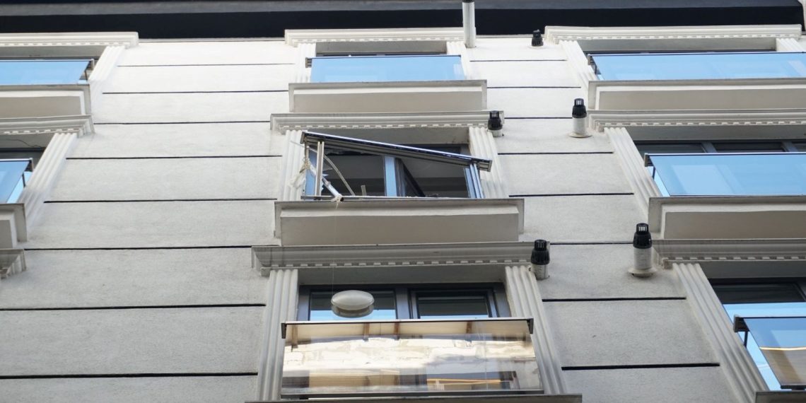 Dairede sıkışan gaz patladı: 3 yaralı