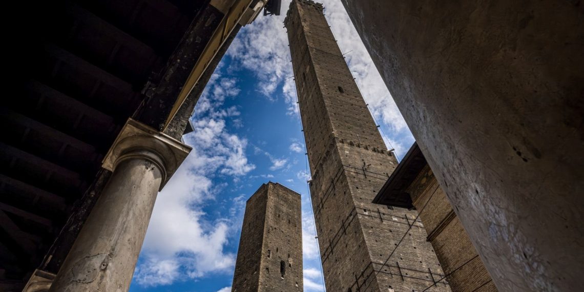 “Eğik kule” gereğinden fazla eğildiği için kapatılacak