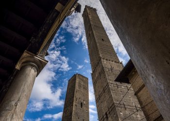 “Eğik kule” gereğinden fazla eğildiği için kapatılacak